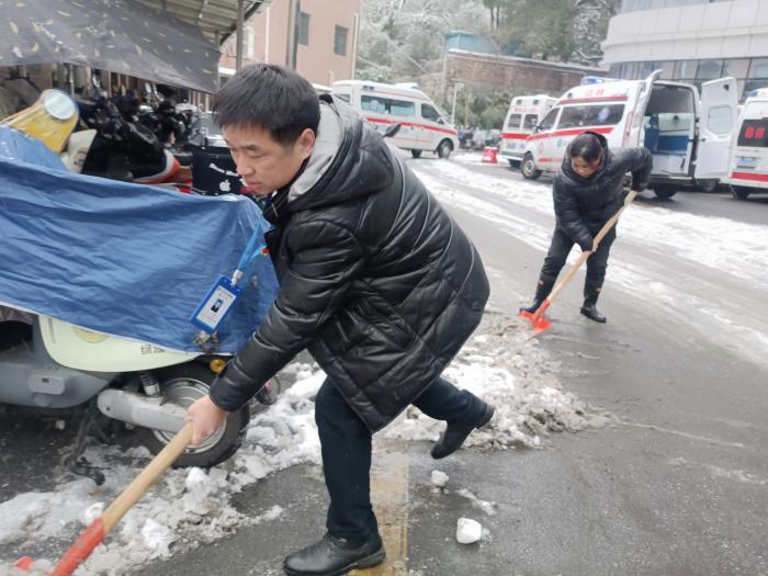 鏟雪除冰，確保“醫(yī)”路暢通
