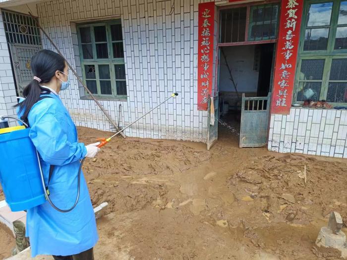 醫(yī)路向黨促重建，送醫(yī)送藥暖人心1 (5).jpg