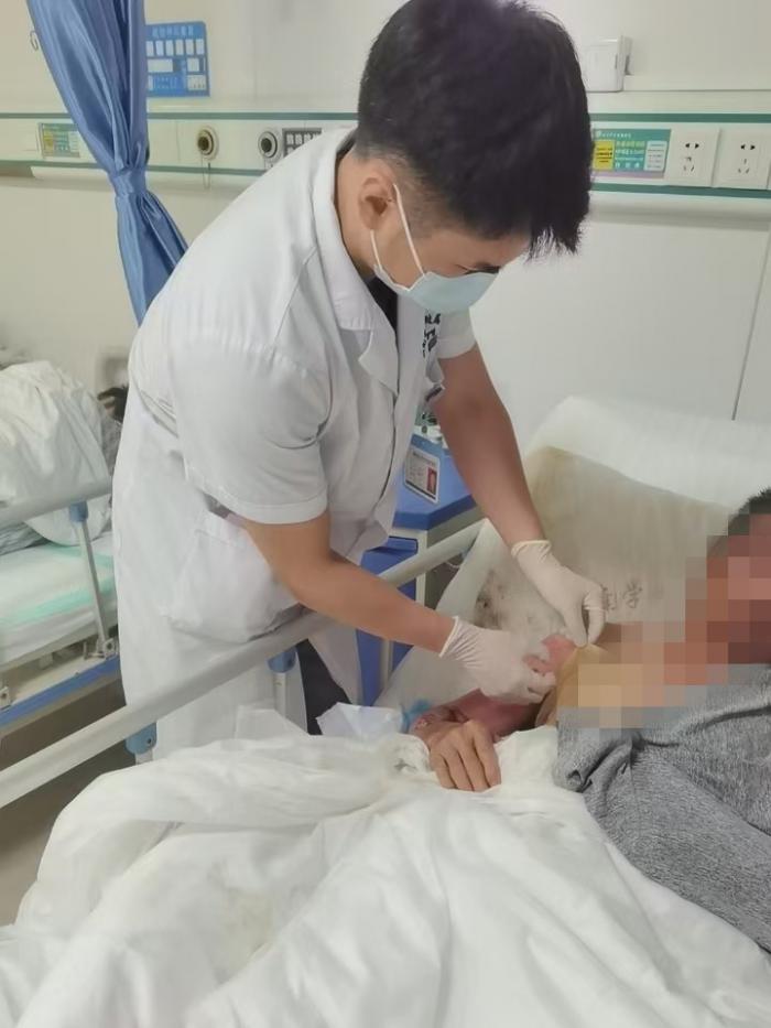 三甲醫(yī)院為生命接力，重度燒傷男子浴火重生1 (2).jpg