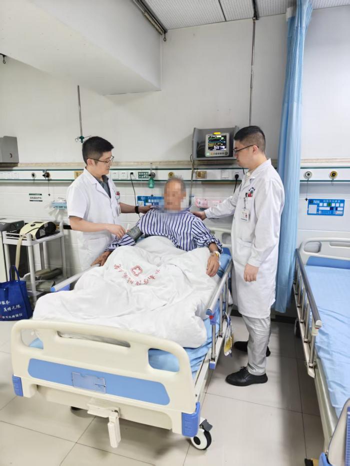 八旬老人顱內(nèi)“雙高危”命懸一線 三甲醫(yī)院79分鐘打通“生命通道”1 (1).jpg