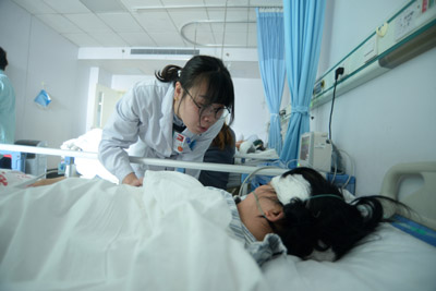 路遇車(chē)禍挺身救人，這對(duì)醫(yī)生夫婦好樣的