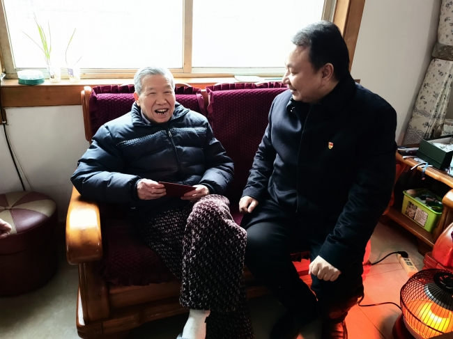 我院黨委領(lǐng)導(dǎo)走訪慰問老黨員、困難黨員