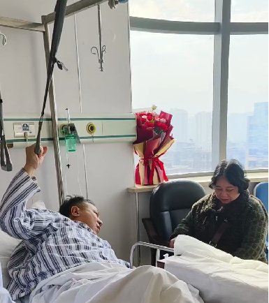 病房變門診？ 這位醫(yī)生帶傷看診的姿勢(shì)火了！