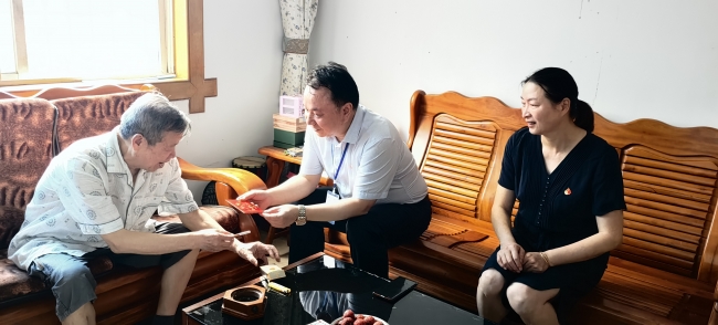 我院黨委領(lǐng)導(dǎo)“七一”前夕走訪慰問困難黨員